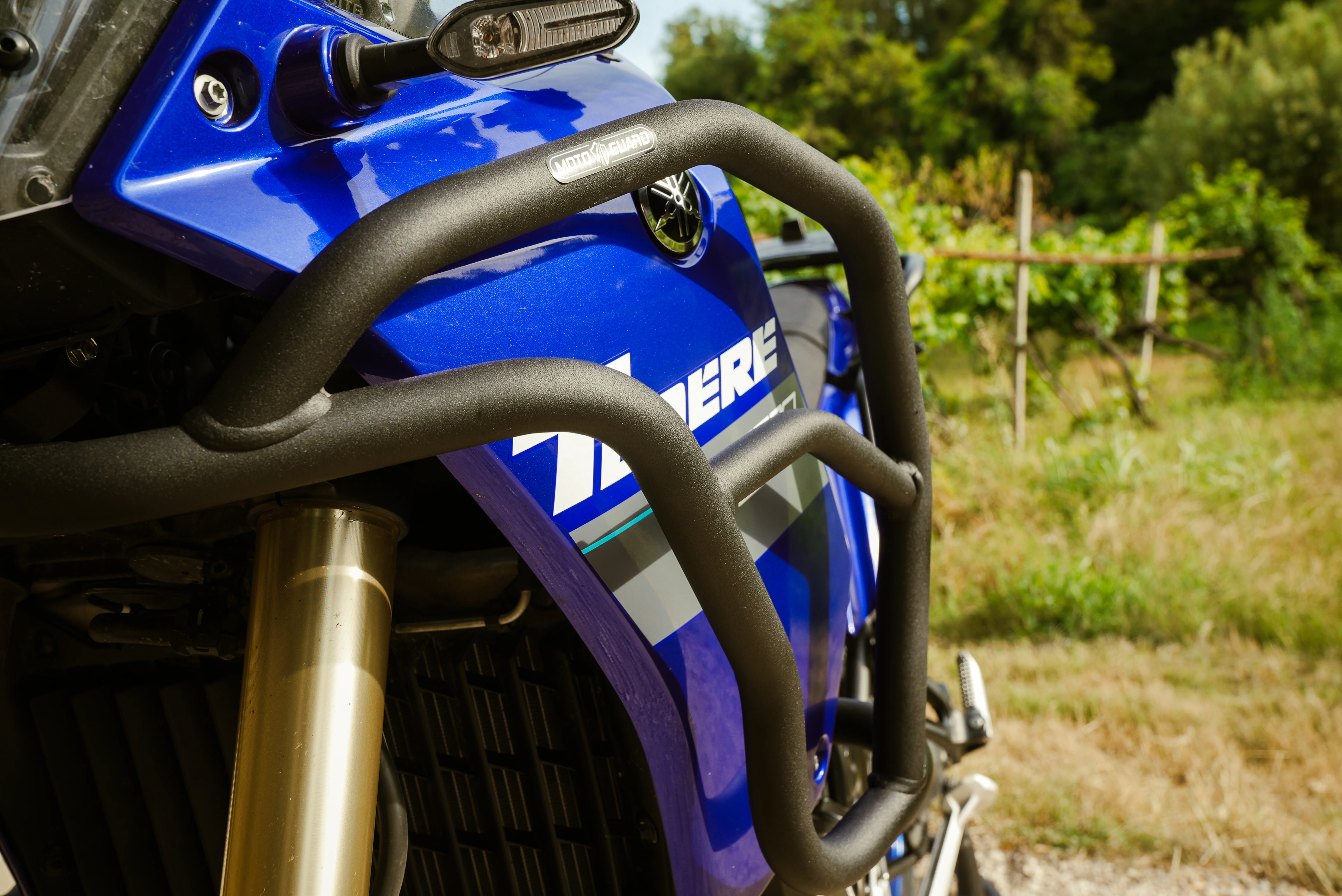 Scooter touring vicino al porto di un borgo sul Lago di Garda