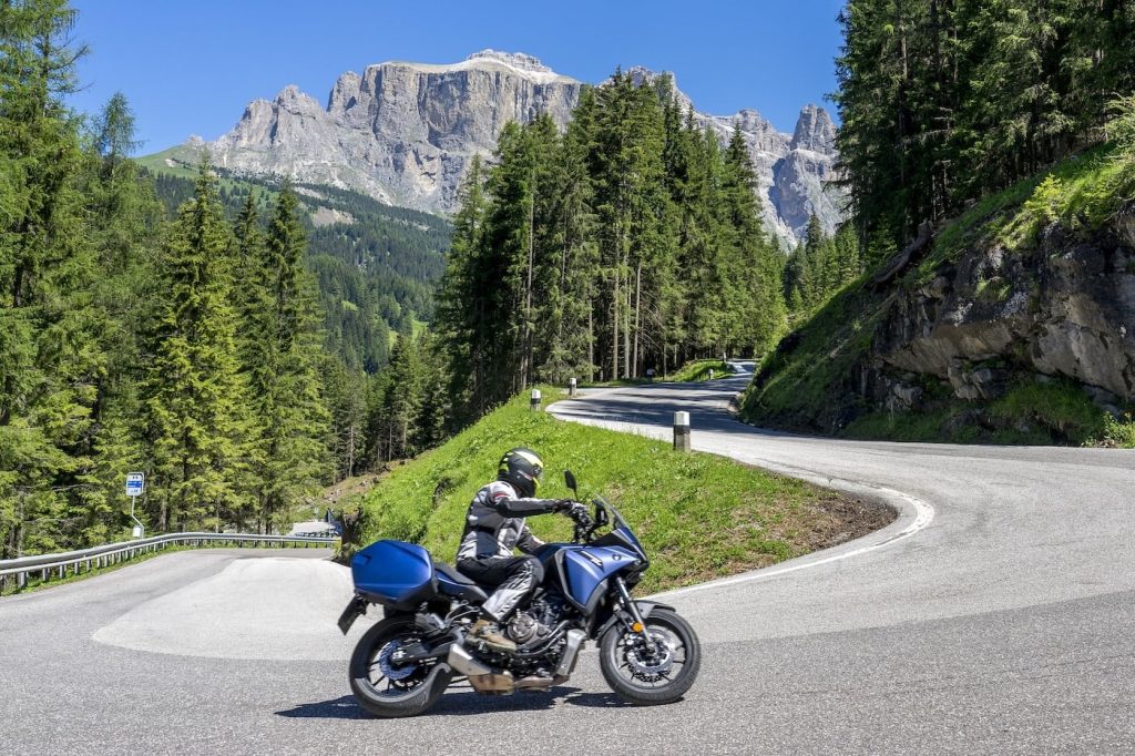 Moto adventure su una strada panoramica tra roccia e lago