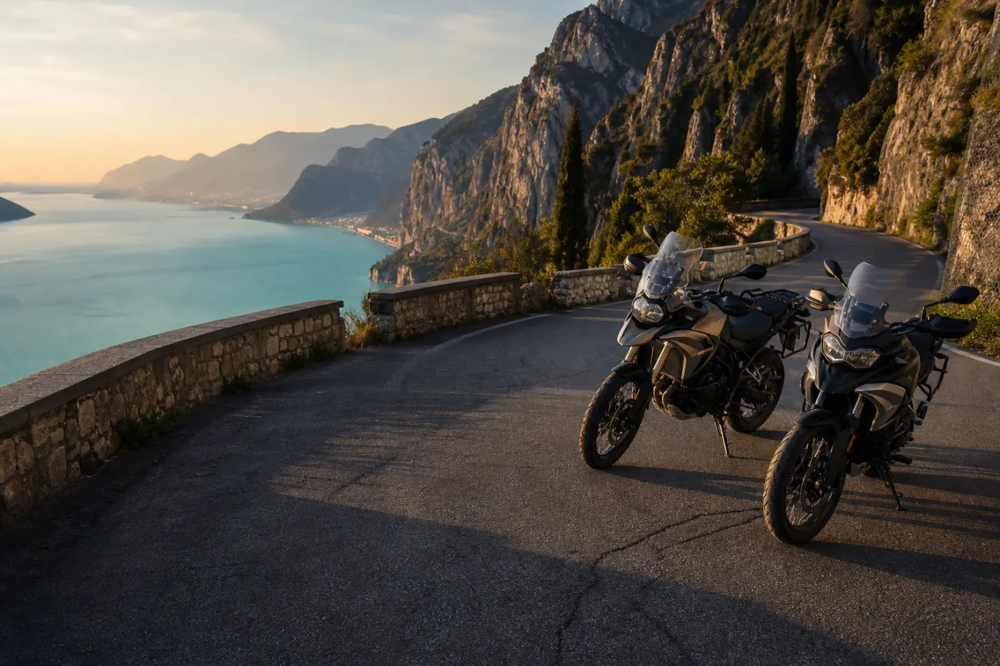 Moto adventure su una strada panoramica tra roccia e lago